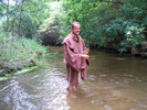 Bruder Ansgar im Bach